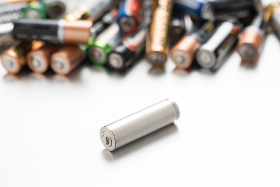 Comment se mesure la performance d'une batterie sodium face à une batterie lithium-ion ?